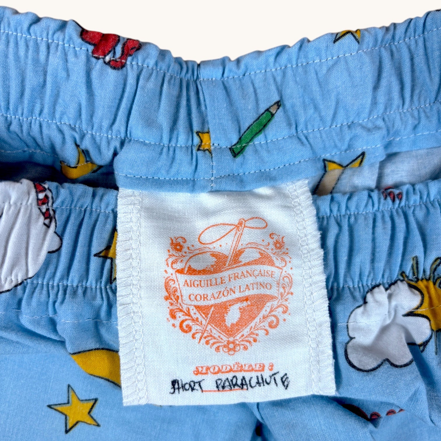 Short parachute Oui-oui n°2 – Coton upcyclé – Taille unique S à L – Unisexe – Collection Pop Culture – Quintín