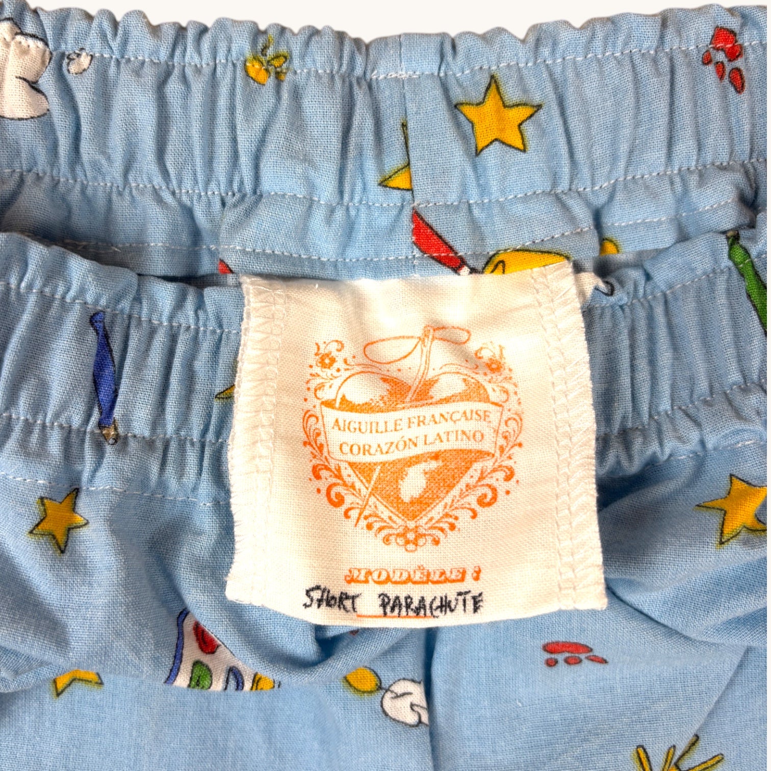 Short parachute Oui-oui n°3 – Coton upcyclé – Taille unique S à L – Unisexe – Collection Pop Culture – Quintín