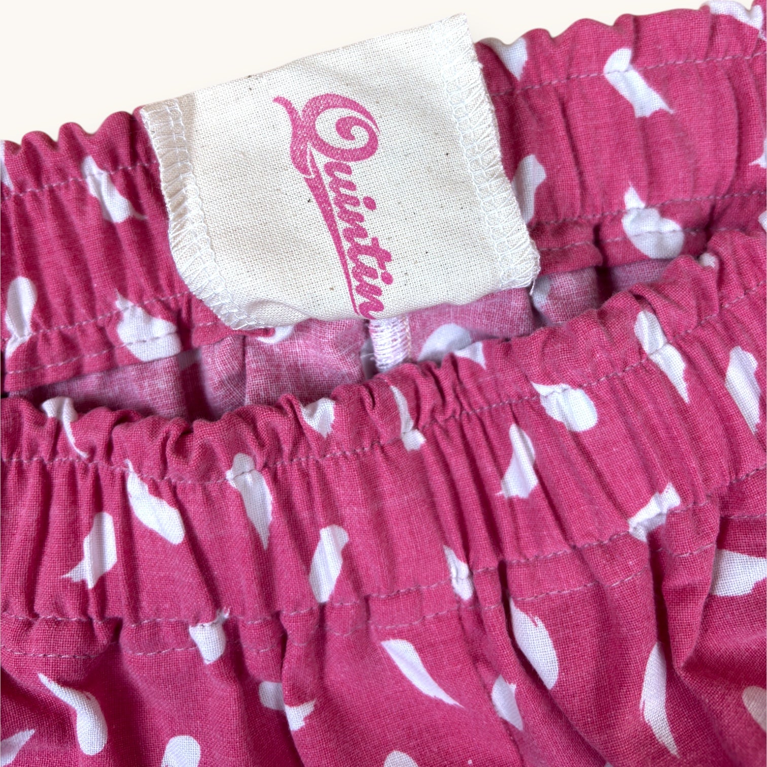 Short parachute Rose Pinceaux – Coton upcyclé – Taille unique S à L – Unisexe – Collection Rose Bonbon / Géométrique – Quintín