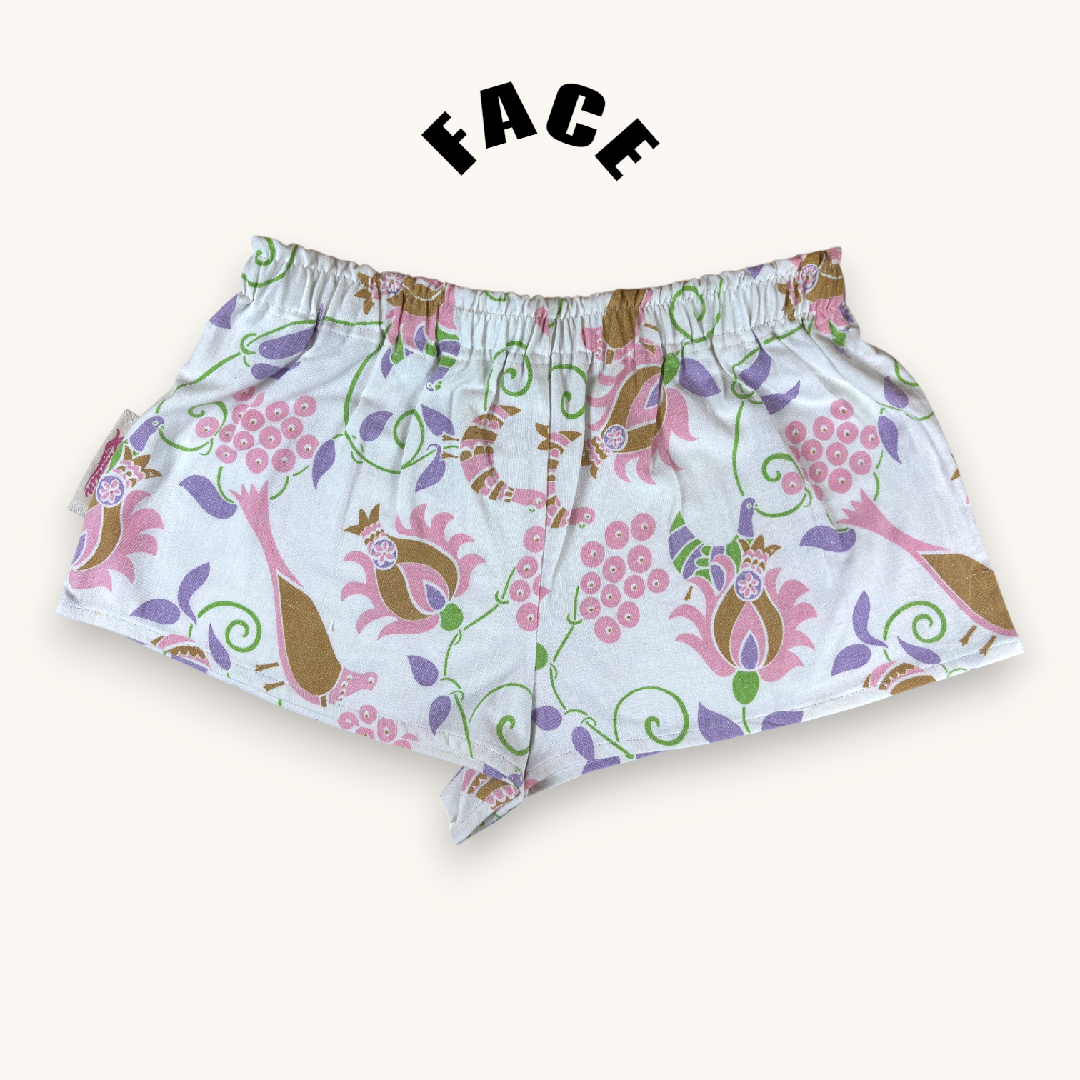 Mini-short Mamie Viviane – Coton upcyclé – Taille unique S à L – Unisexe – Collection Fleurs / Rose Bonbon / Années 70 – Quintín