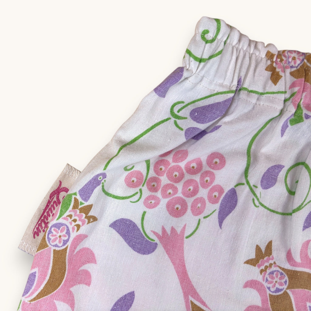 Mini-short Mamie Viviane – Coton upcyclé – Taille unique S à L – Unisexe – Collection Fleurs / Rose Bonbon / Années 70 – Quintín