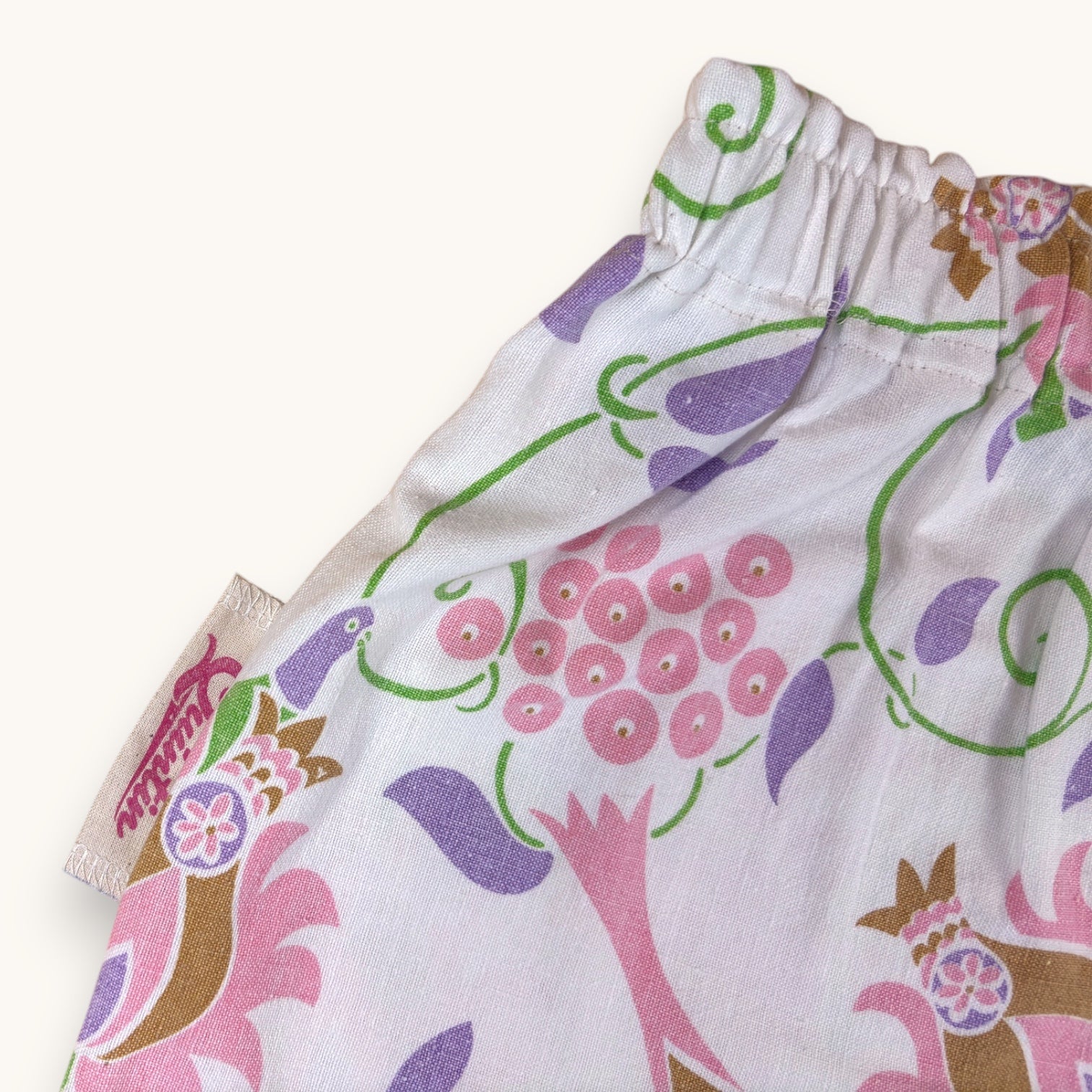 Mini-short Mamie Viviane – Coton upcyclé – Taille unique S à L – Unisexe – Collection Fleurs / Rose Bonbon / Années 70 – Quintín