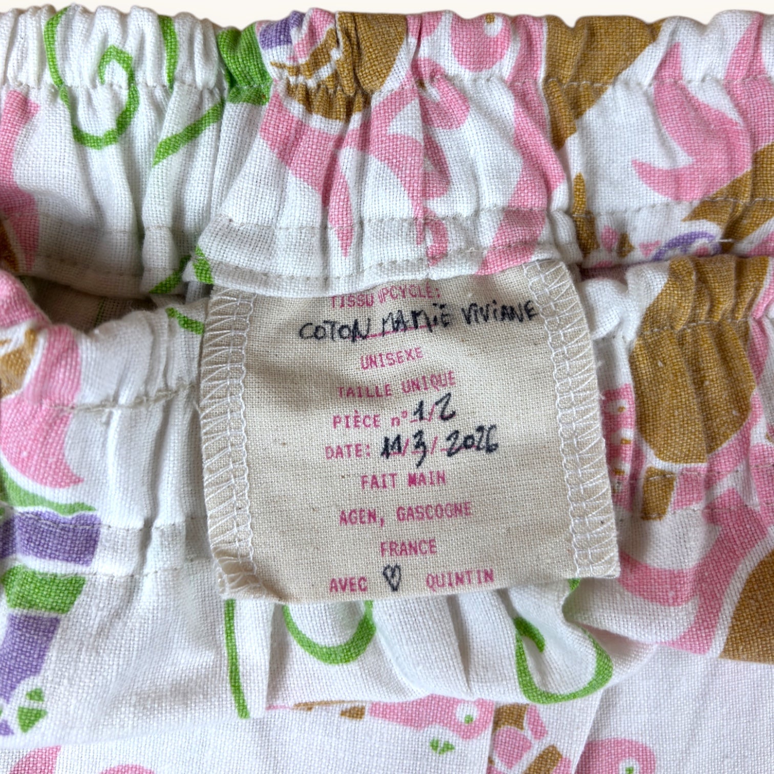 Mini-short Mamie Viviane – Coton upcyclé – Taille unique S à L – Unisexe – Collection Fleurs / Rose Bonbon / Années 70 – Quintín