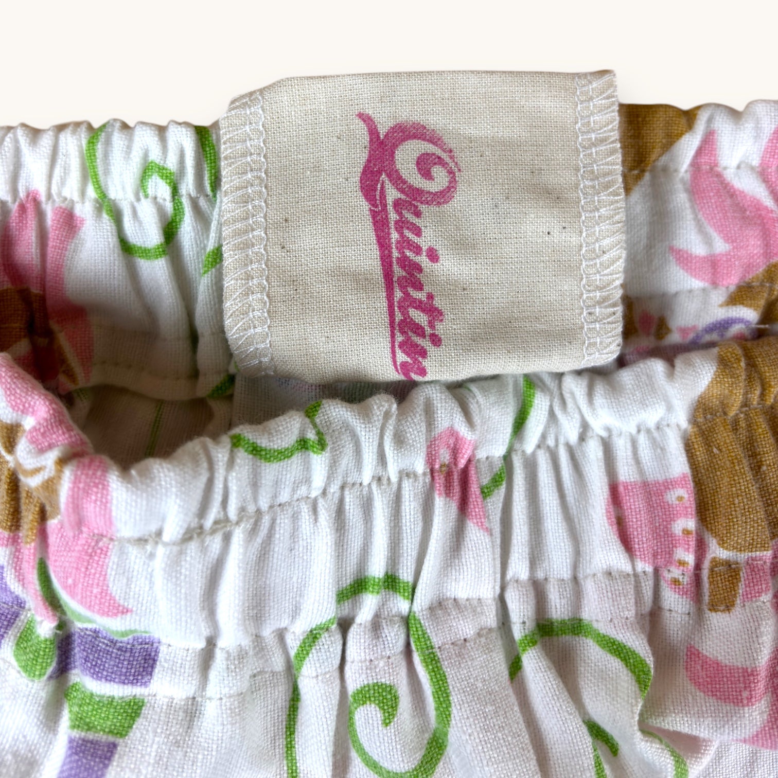 Mini-short Mamie Viviane – Coton upcyclé – Taille unique S à L – Unisexe – Collection Fleurs / Rose Bonbon / Années 70 – Quintín