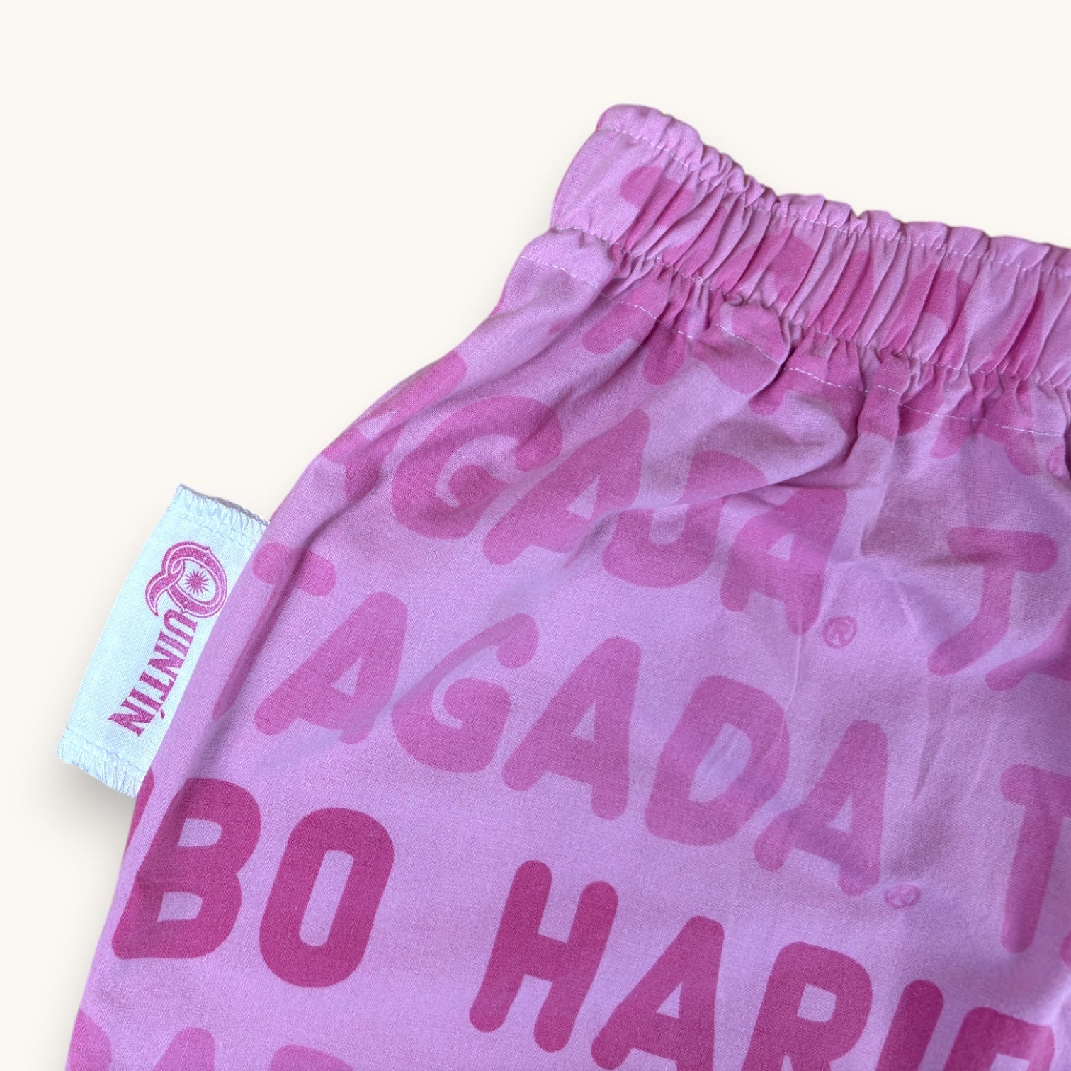 Mini-short Haribo Rose – Coton upcyclé – Taille unique S à L – Unisexe – Collection Pop Culture / Rose Bonbon – Quintín