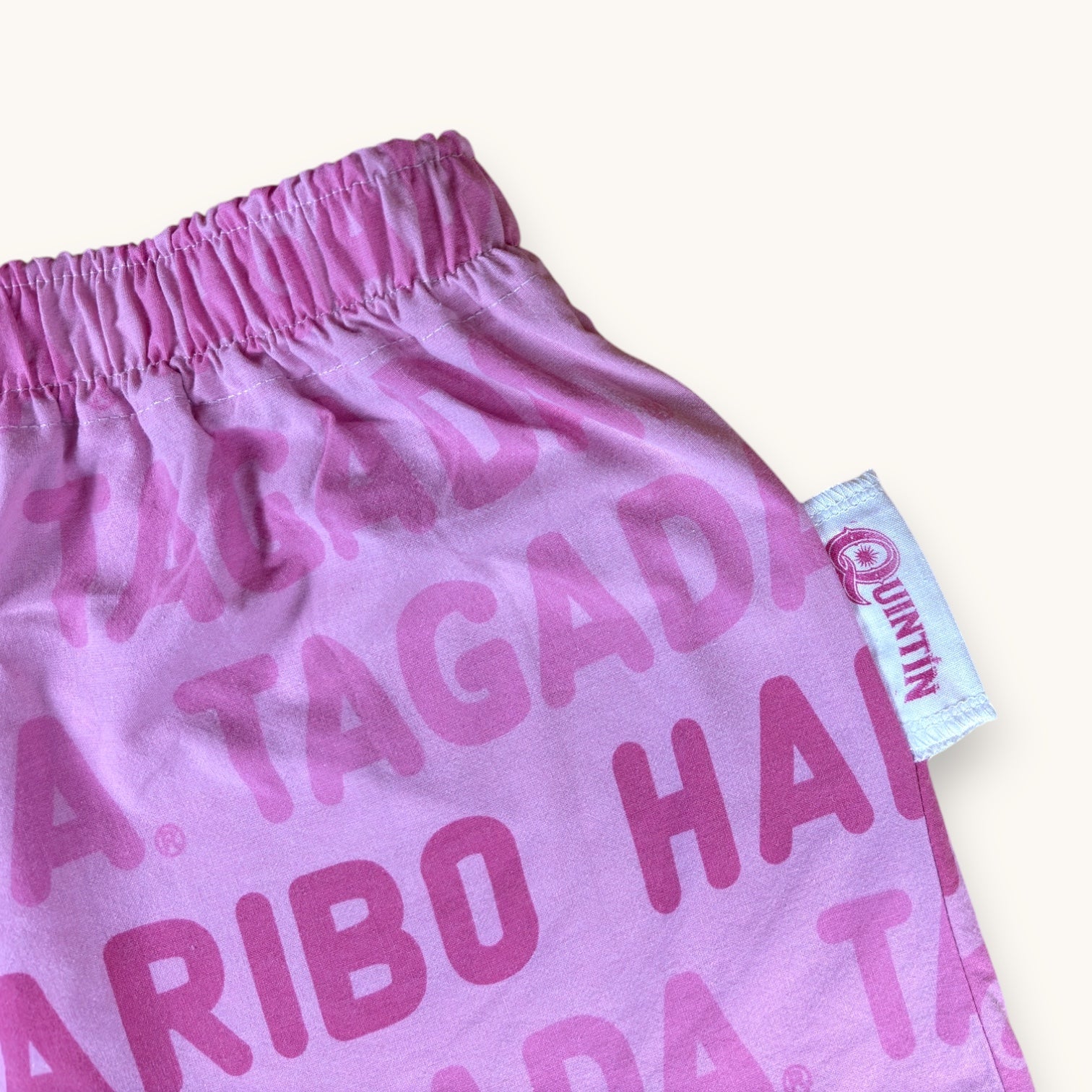 Mini-short Haribo Rose – Coton upcyclé – Taille unique S à L – Unisexe – Collection Pop Culture / Rose Bonbon – Quintín