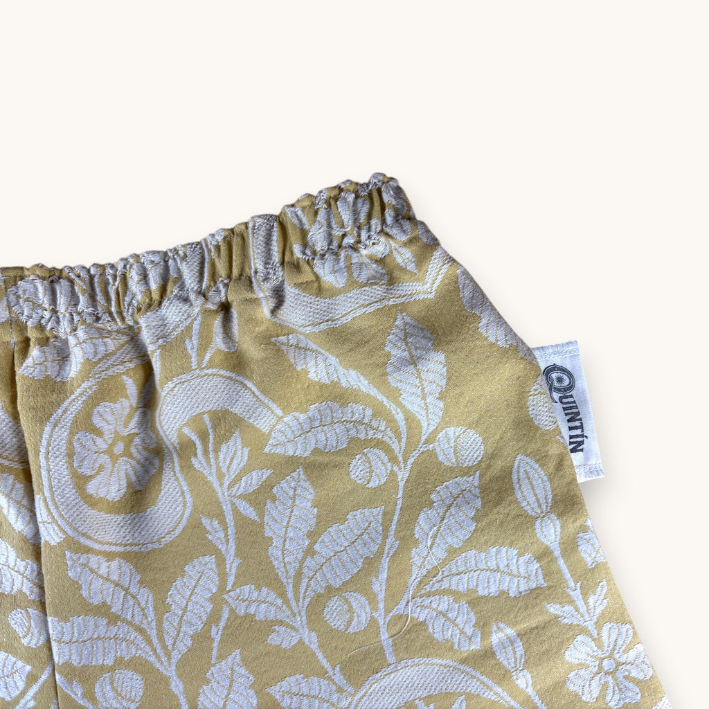 Short parachute Fleurs brodées Moutarde – Coton upcyclé – Taille unique S à L – Unisexe – Collection Fleurs – Quintín