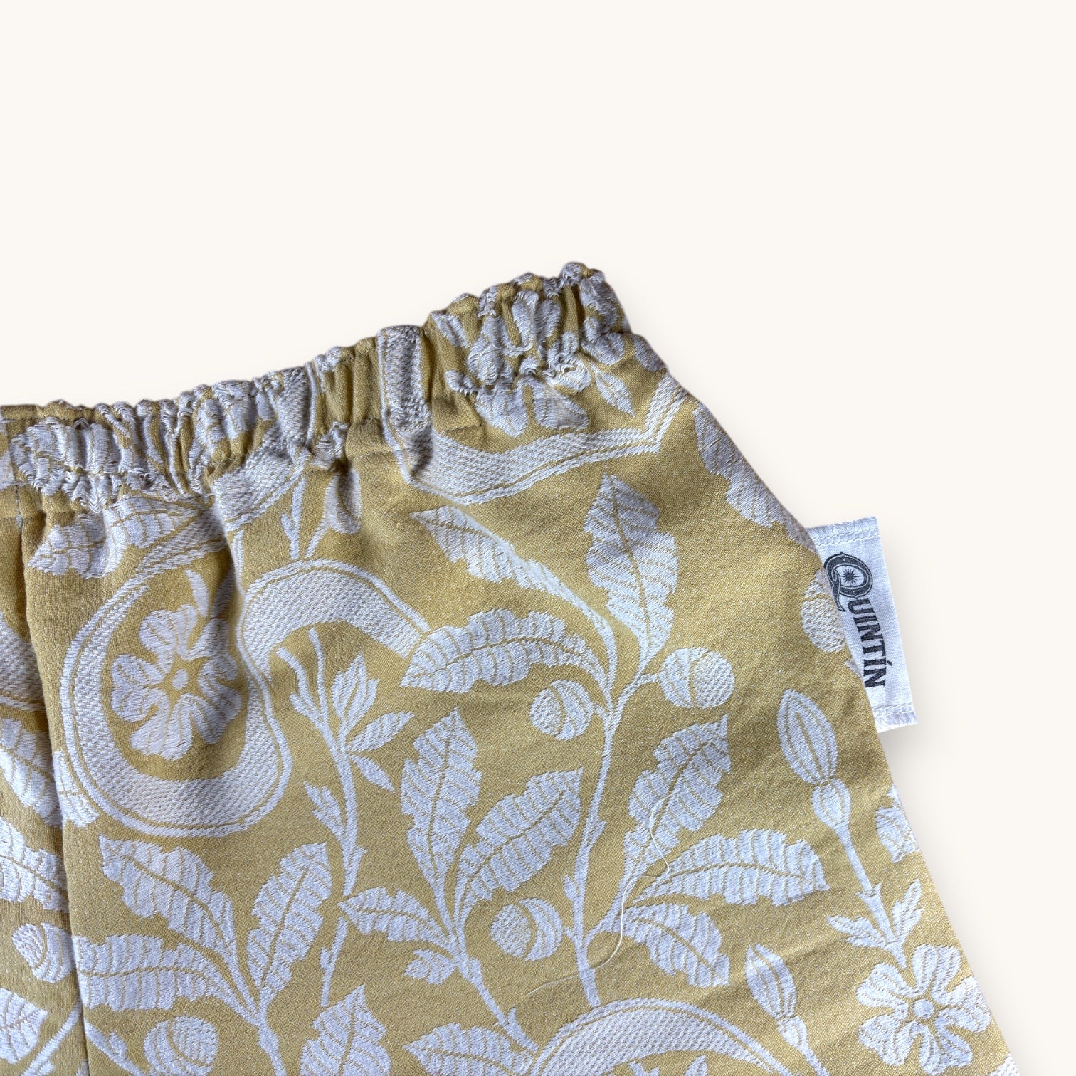 Short parachute Fleurs brodées Moutarde – Coton upcyclé – Taille unique S à L – Unisexe – Collection Fleurs – Quintín