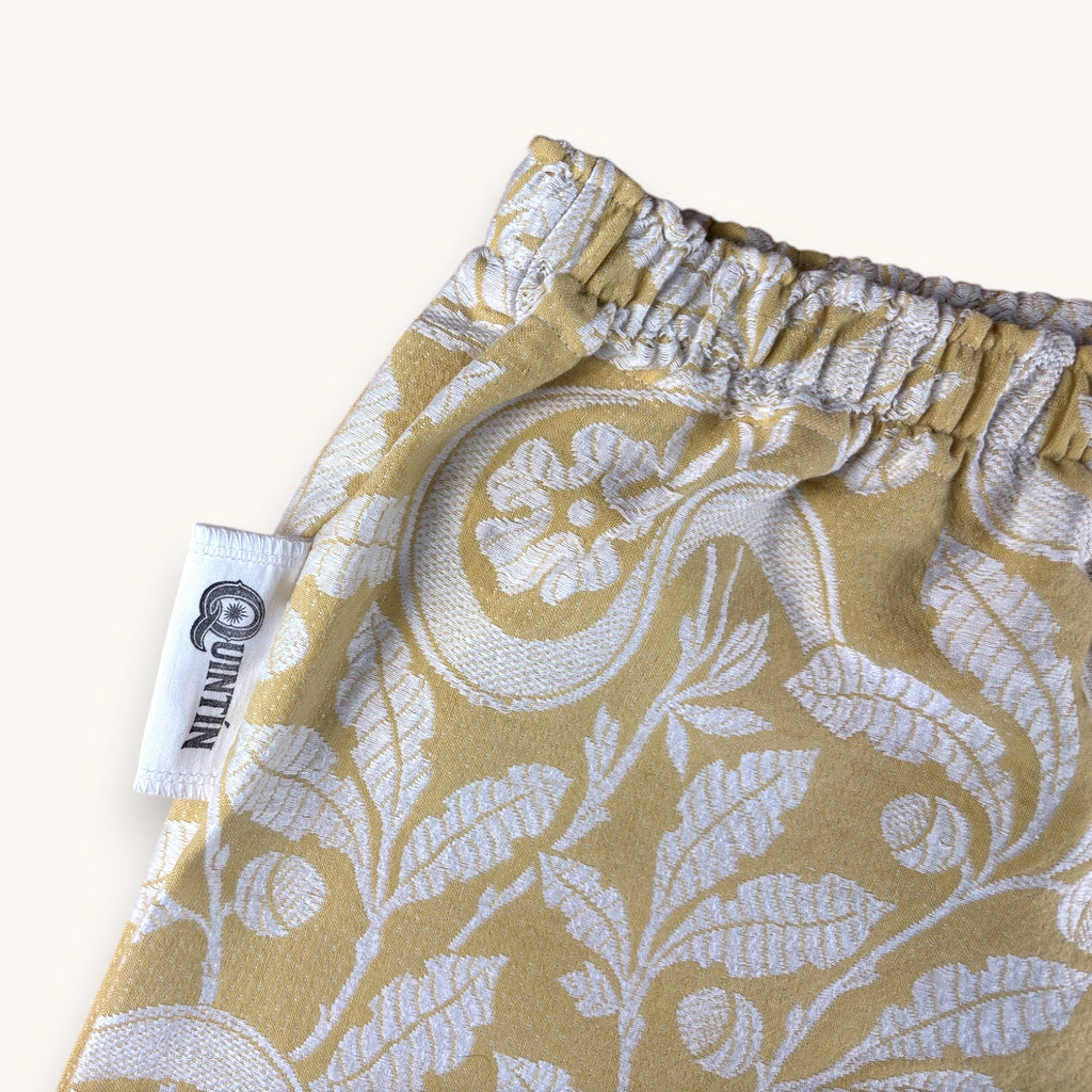 Short parachute Fleurs brodées Moutarde – Coton upcyclé – Taille unique S à L – Unisexe – Collection Fleurs – Quintín
