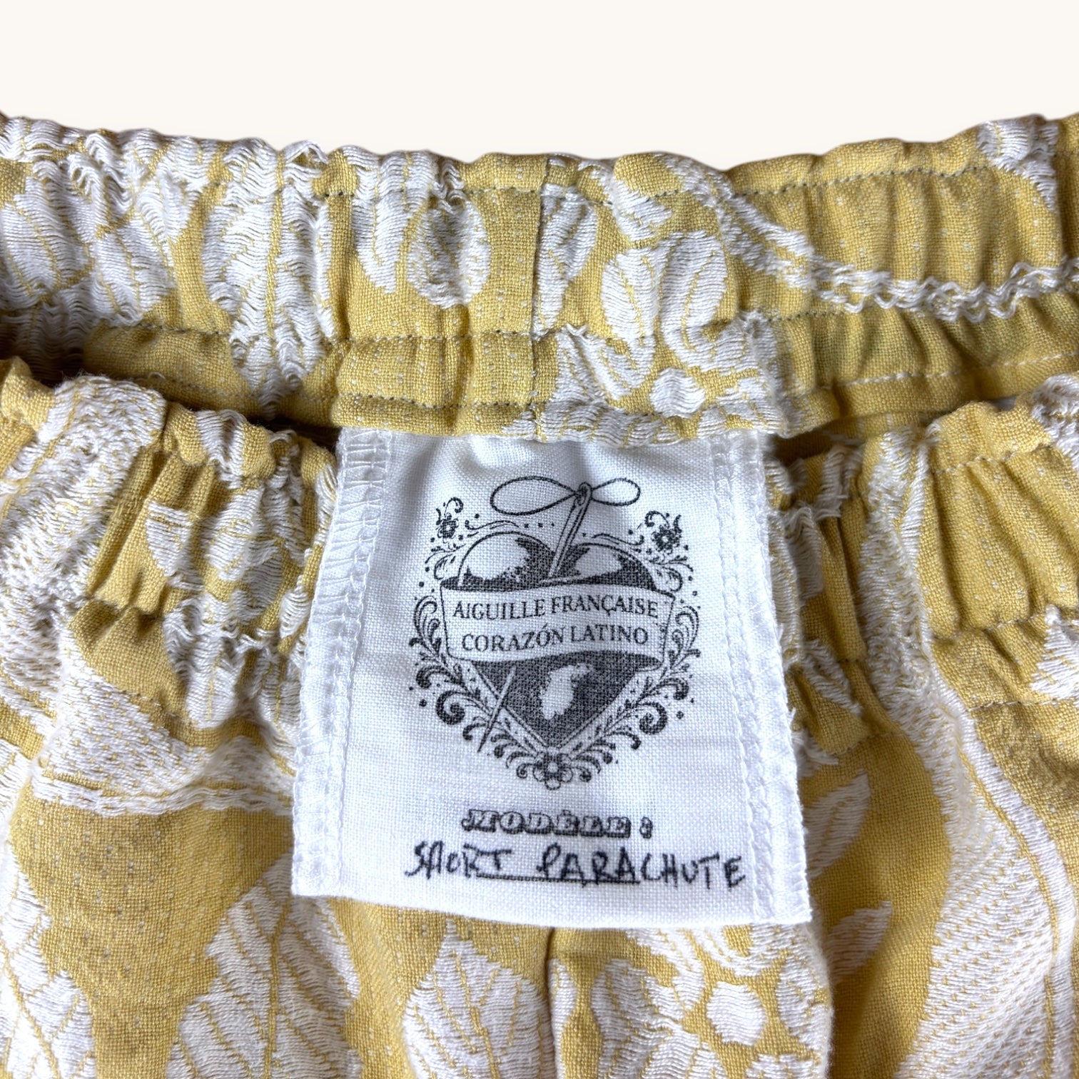 Short parachute Fleurs brodées Moutarde – Coton upcyclé – Taille unique S à L – Unisexe – Collection Fleurs – Quintín