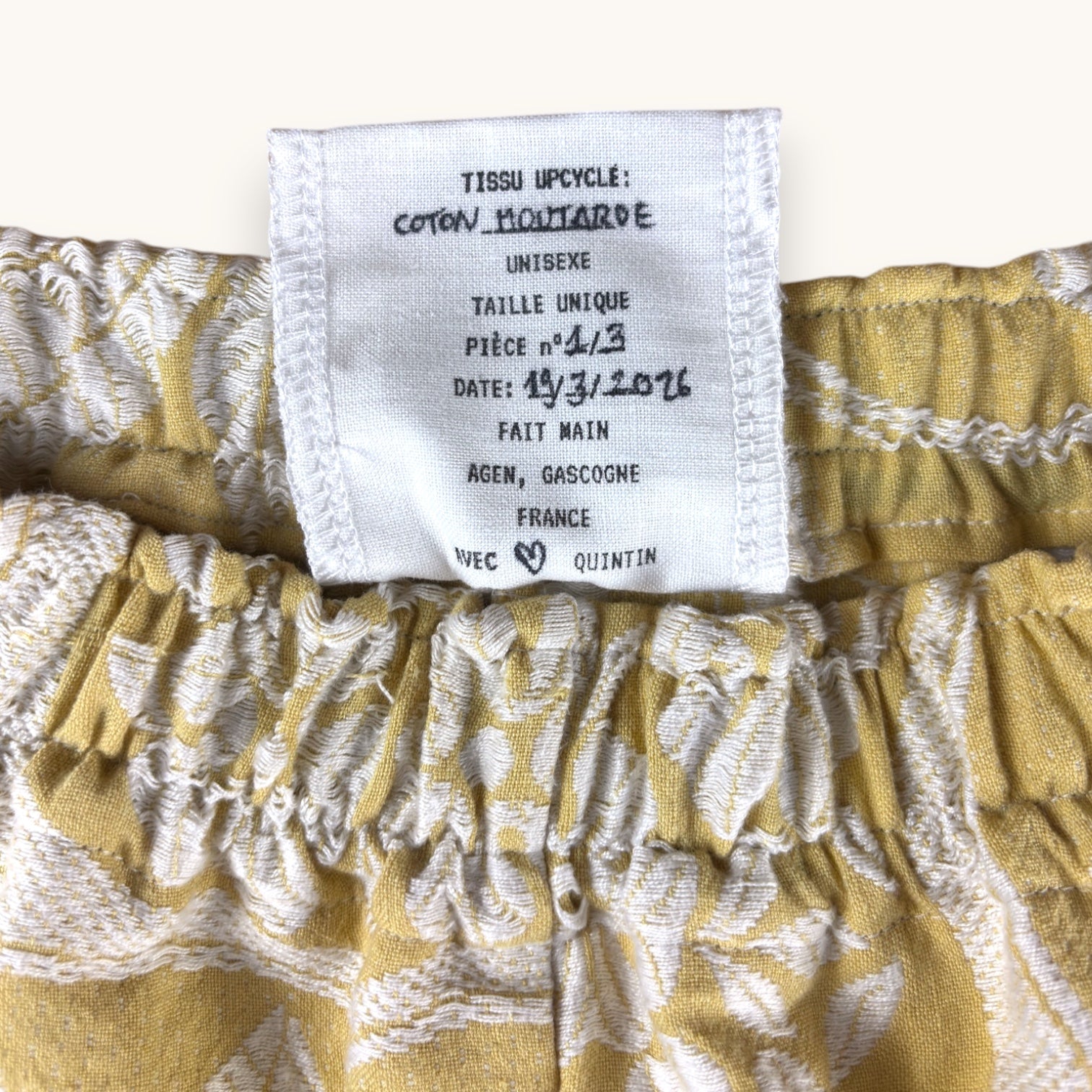 Short parachute Fleurs brodées Moutarde – Coton upcyclé – Taille unique S à L – Unisexe – Collection Fleurs – Quintín