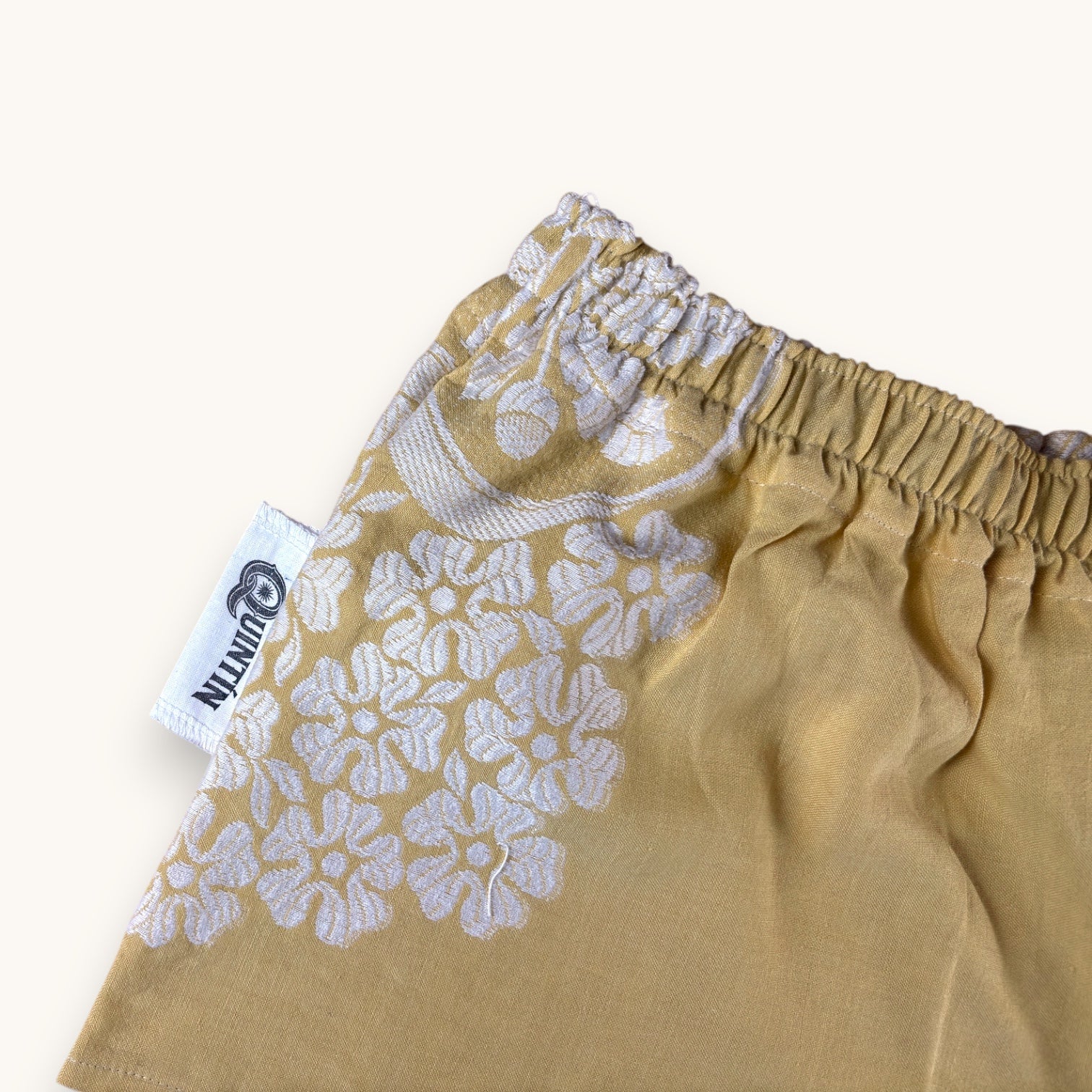 Mini-short Fleurs brodées Moutarde – Coton upcyclé – Taille unique S à L – Unisexe – Collection Fleurs – Quintín