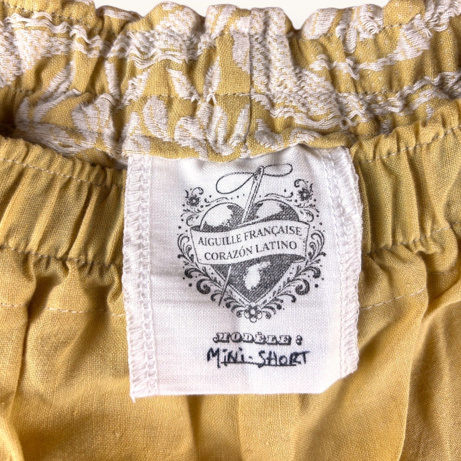 Mini-short Fleurs brodées Moutarde – Coton upcyclé – Taille unique S à L – Unisexe – Collection Fleurs – Quintín