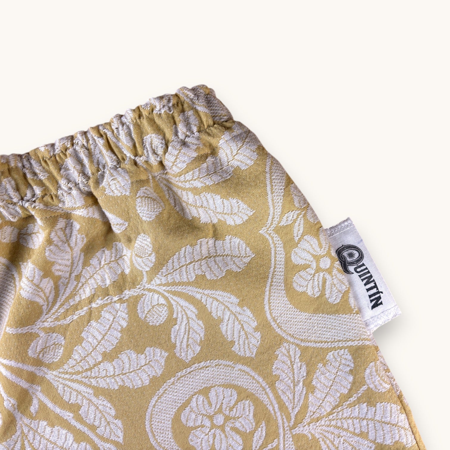 Mini-short Fleurs brodées Moutarde – Coton upcyclé – Taille unique S à L – Unisexe – Collection Fleurs – Quintín