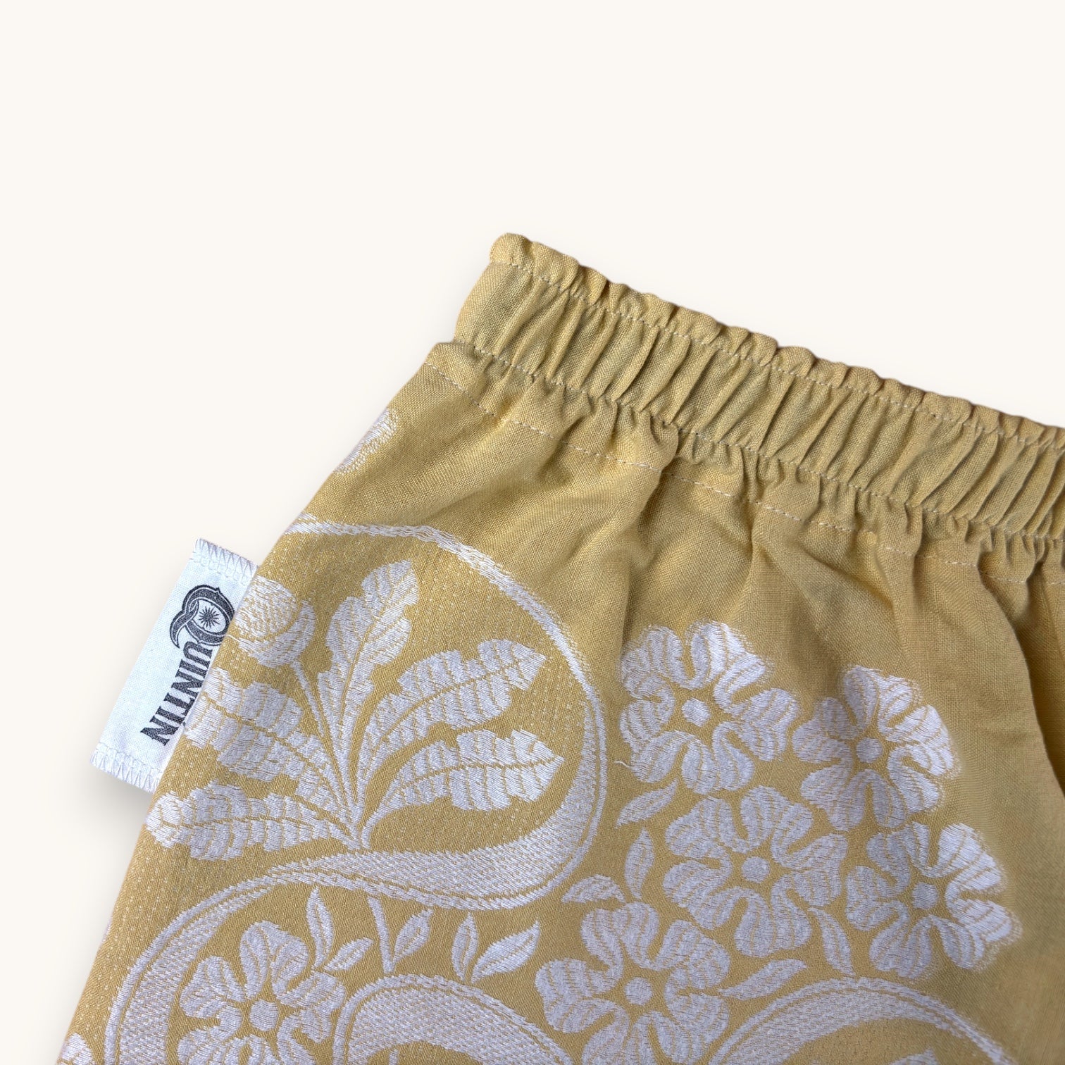 Mini-short Fleurs brodées Moutarde n°2 – Coton upcyclé – Taille unique S à L – Unisexe – Collection Fleurs – Quintín