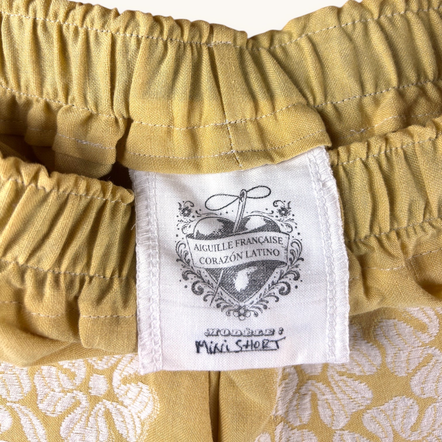 Mini-short Fleurs brodées Moutarde n°2 – Coton upcyclé – Taille unique S à L – Unisexe – Collection Fleurs – Quintín