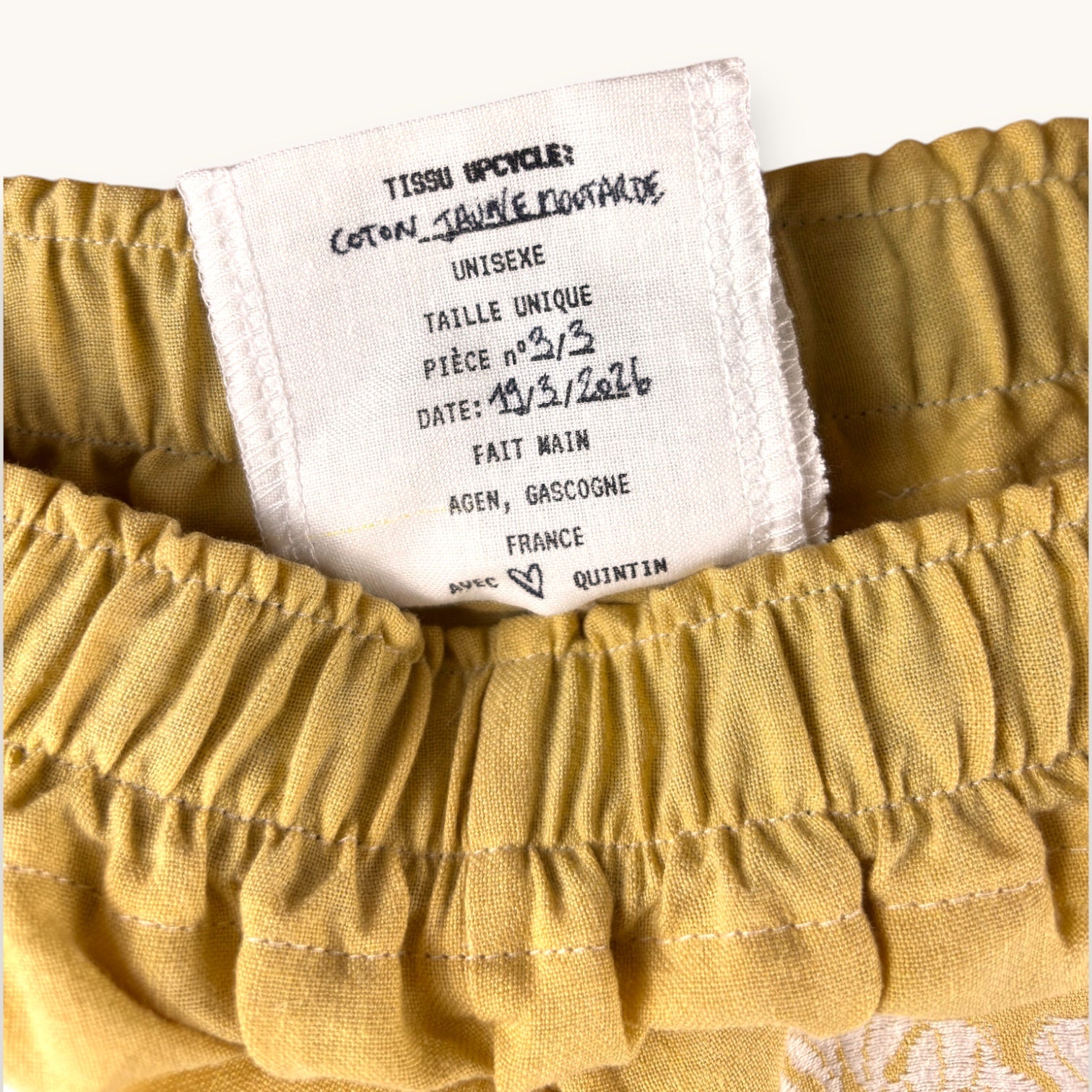 Mini-short Fleurs brodées Moutarde n°2 – Coton upcyclé – Taille unique S à L – Unisexe – Collection Fleurs – Quintín