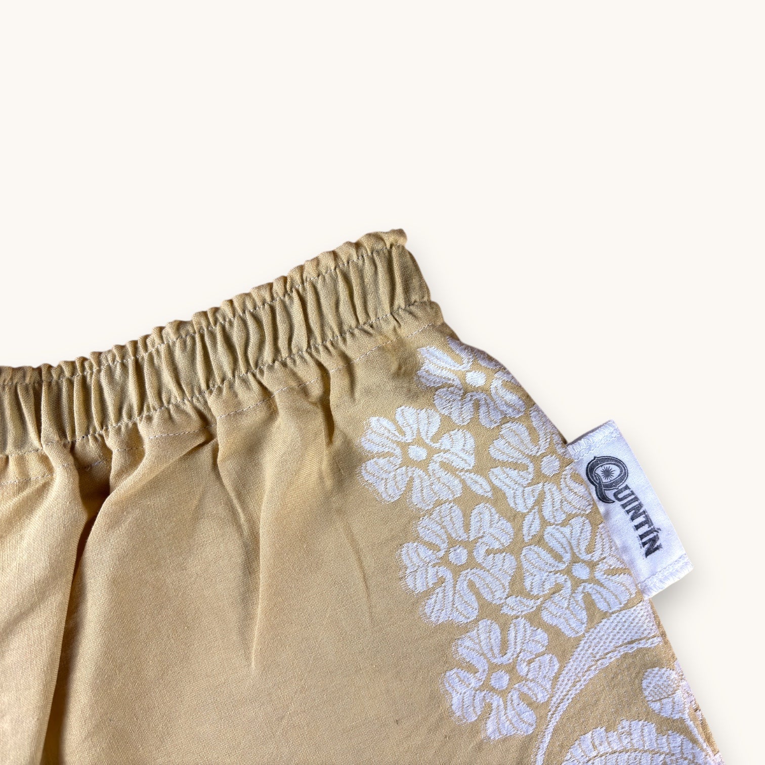 Mini-short Fleurs brodées Moutarde n°2 – Coton upcyclé – Taille unique S à L – Unisexe – Collection Fleurs – Quintín