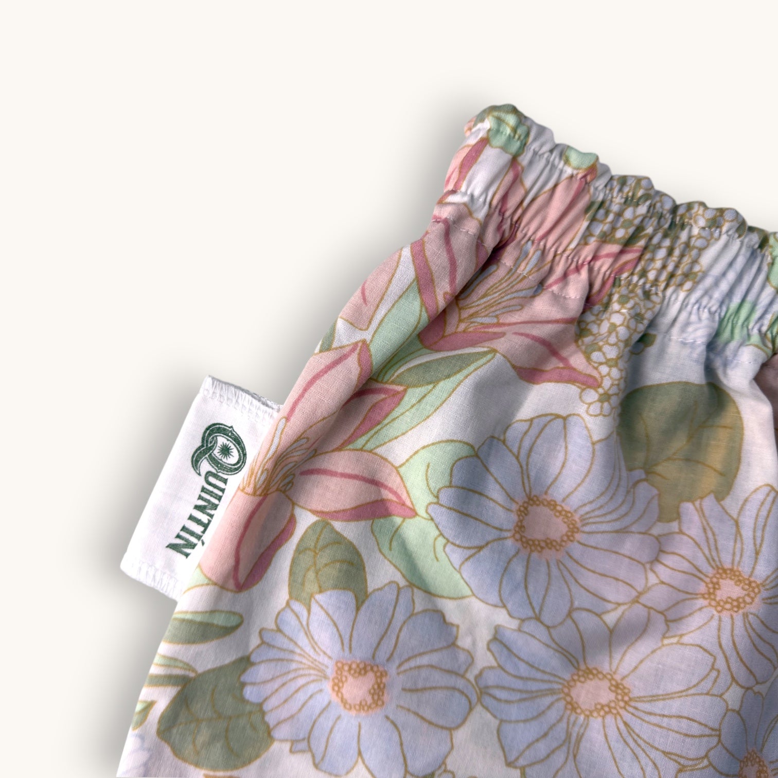 Mini-short Fleurs Pastel Années 70 – Collection Fleurs – Quintín