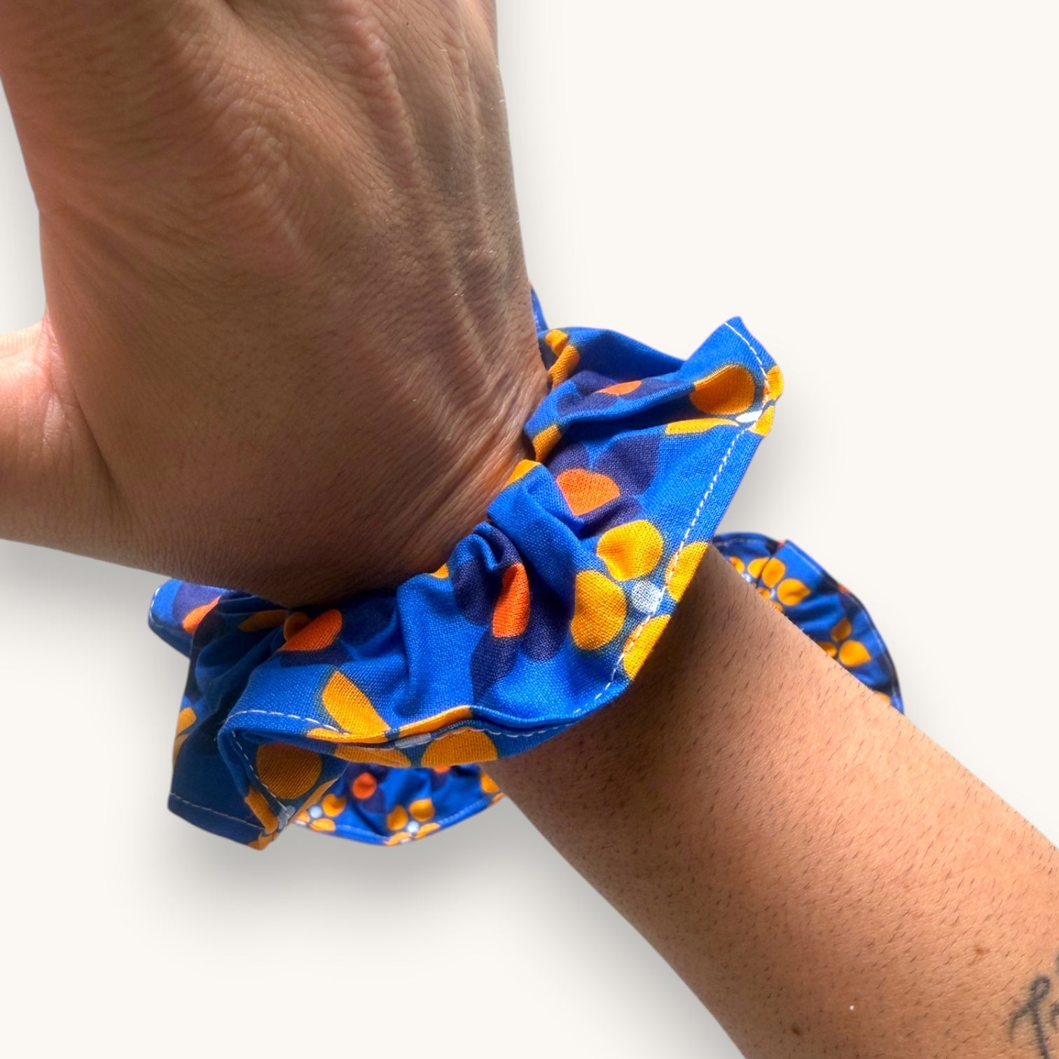 Chouchou Graphique Bleu & Orange fait main upcyclé – Quintín