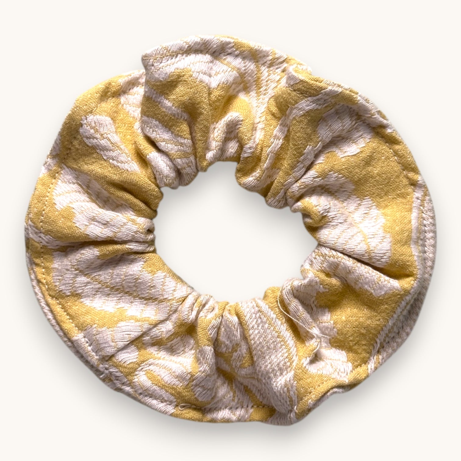 Chouchou Moutarde Fleurs Brodées Vintage fait main upcyclé – Quintín