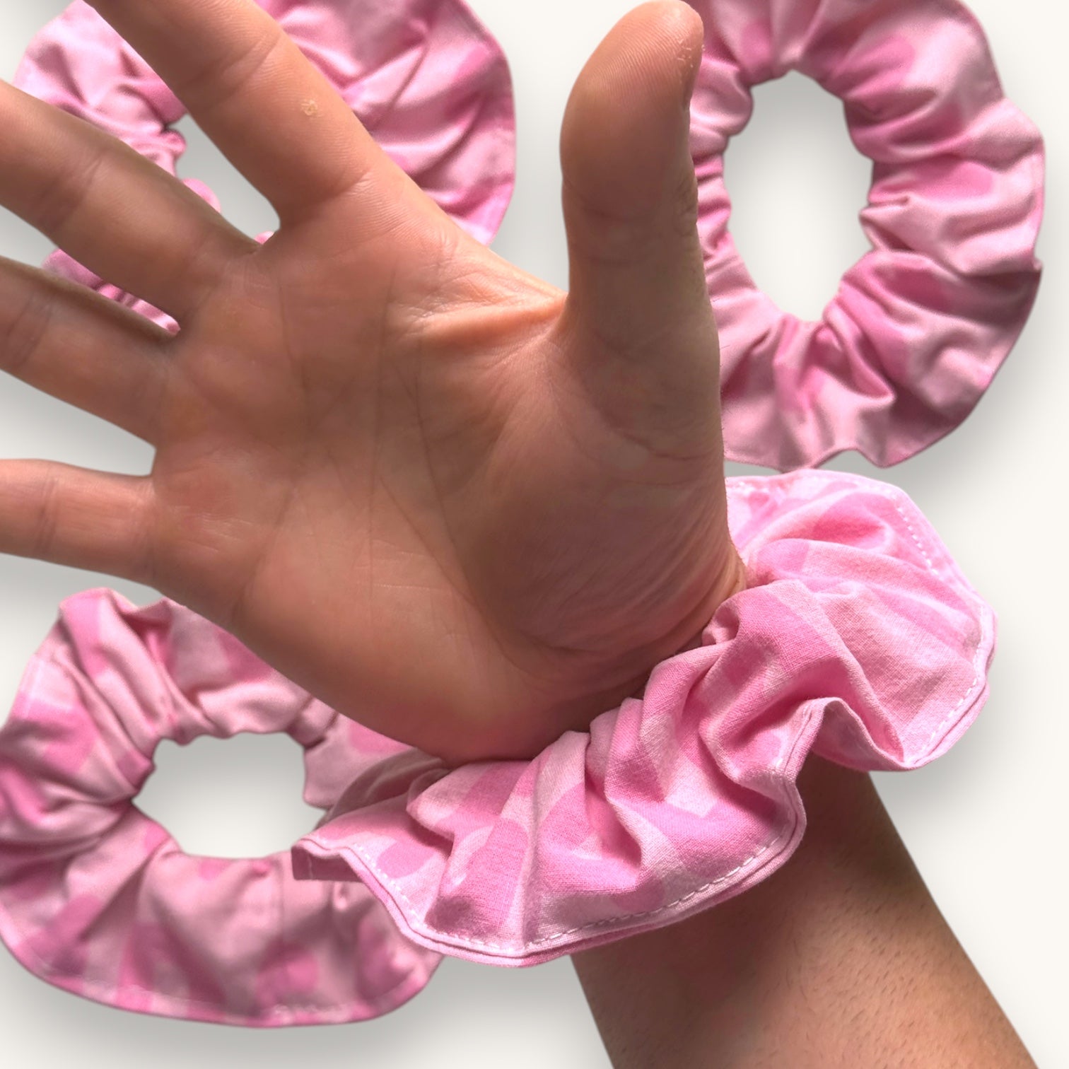 Chouchou Rose Haribo fait main upcyclé – Quintín