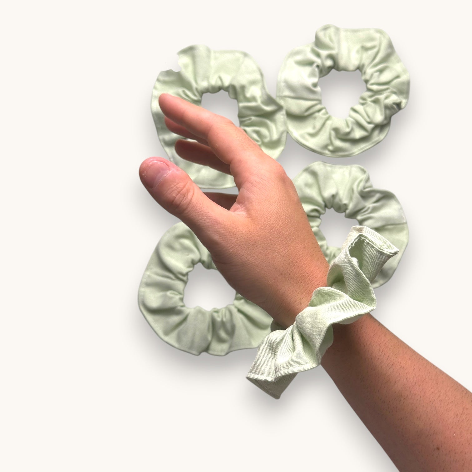 Chouchou Vert Pastel fait main upcyclé – Quintín