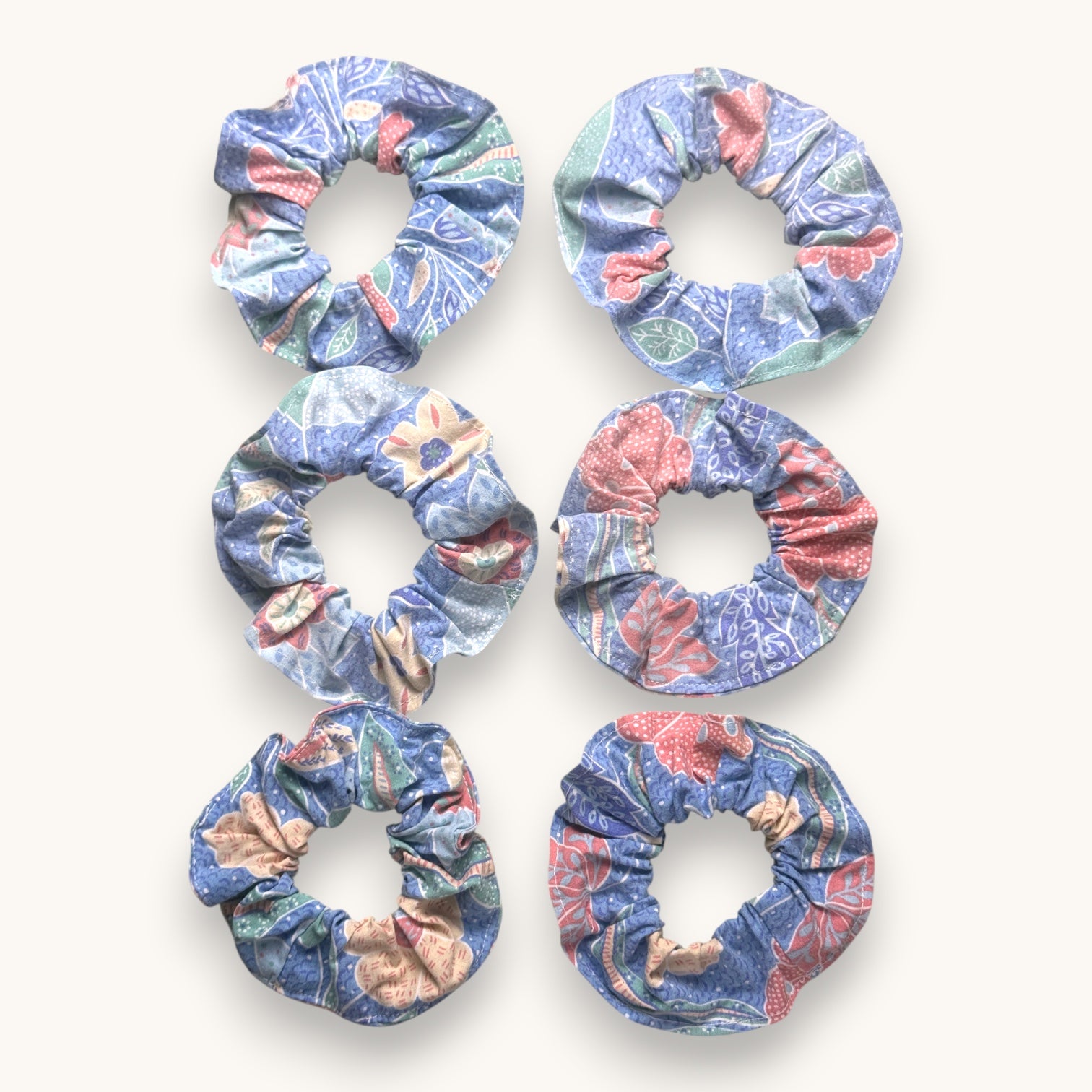 Chouchou Bleu Pastel Fleuri fait main upcyclé – Quintín