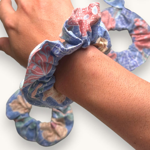 Chouchou Bleu Pastel Fleuri fait main upcyclé – Quintín